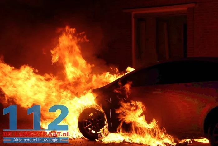 Opnieuw autobrand in Waalwijk: politie zet poederblusser tevergeefs in 112 De Langstraat