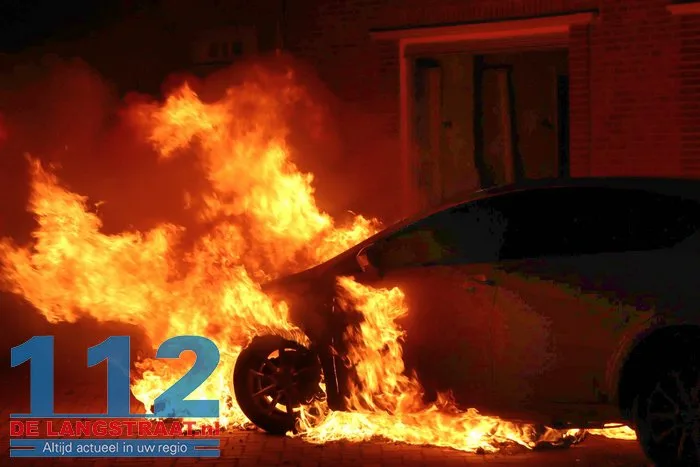 Opnieuw autobrand in Waalwijk: politie zet poederblusser tevergeefs in 112 De Langstraat