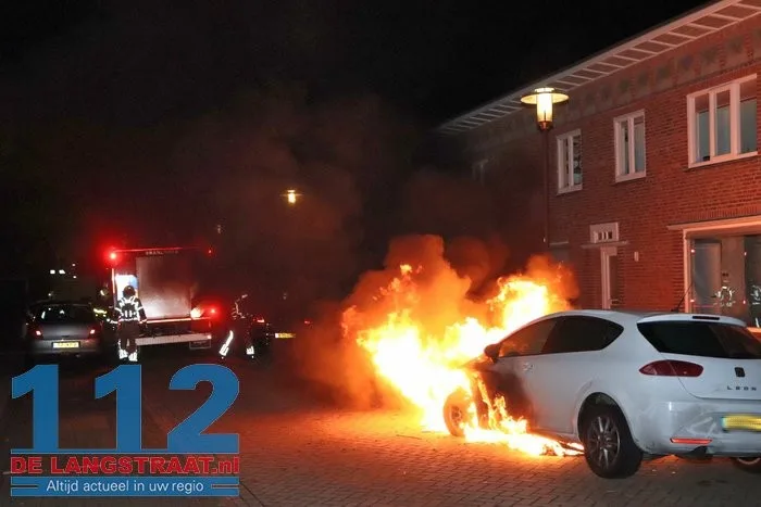 Opnieuw autobrand in Waalwijk: politie zet poederblusser tevergeefs in 112 De Langstraat