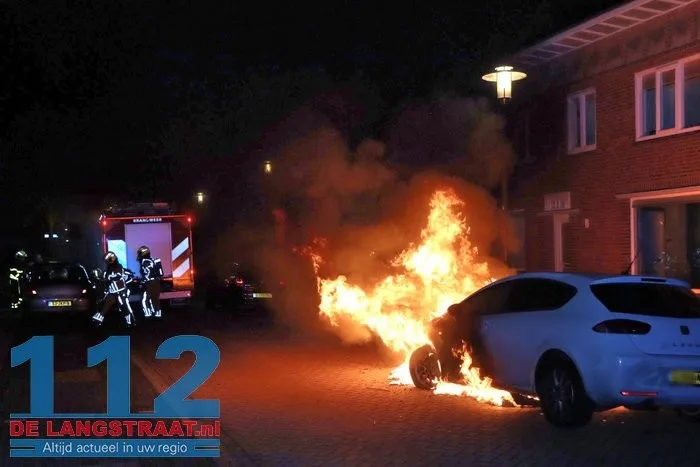 Opnieuw autobrand in Waalwijk: politie zet poederblusser tevergeefs in 112 De Langstraat