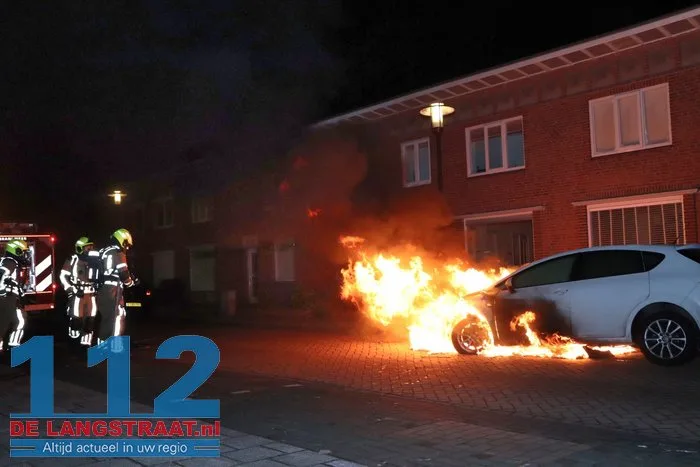 Opnieuw autobrand in Waalwijk: politie zet poederblusser tevergeefs in 112 De Langstraat