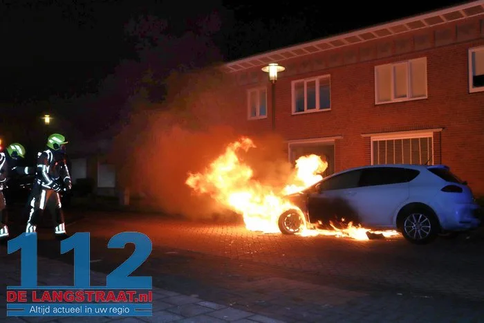 Opnieuw autobrand in Waalwijk: politie zet poederblusser tevergeefs in 112 De Langstraat