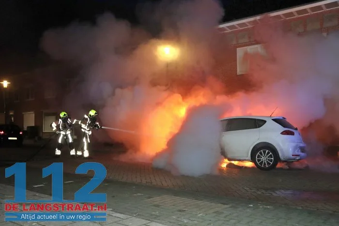 Opnieuw autobrand in Waalwijk: politie zet poederblusser tevergeefs in 112 De Langstraat