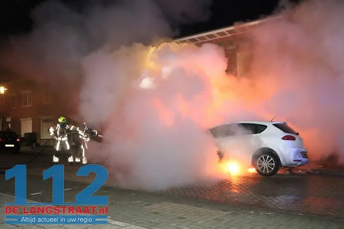 Opnieuw autobrand in Waalwijk: politie zet poederblusser tevergeefs in 112 De Langstraat
