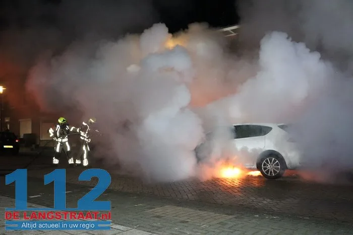 Opnieuw autobrand in Waalwijk: politie zet poederblusser tevergeefs in 112 De Langstraat