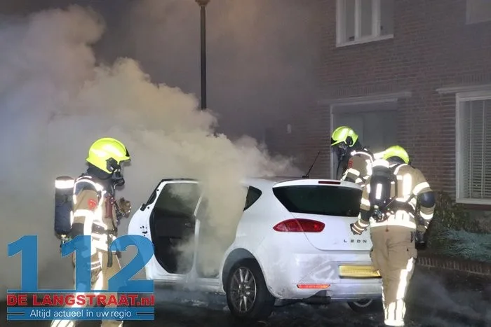 Opnieuw autobrand in Waalwijk: politie zet poederblusser tevergeefs in 112 De Langstraat