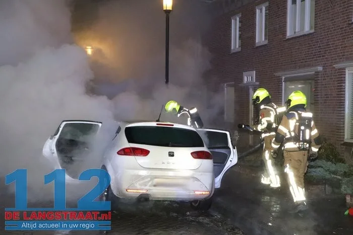 Opnieuw autobrand in Waalwijk: politie zet poederblusser tevergeefs in 112 De Langstraat