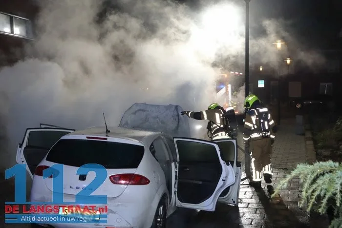 Opnieuw autobrand in Waalwijk: politie zet poederblusser tevergeefs in 112 De Langstraat