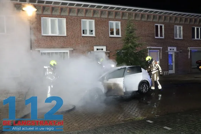 Opnieuw autobrand in Waalwijk: politie zet poederblusser tevergeefs in 112 De Langstraat
