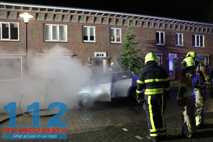 Opnieuw autobrand in Waalwijk: politie zet poederblusser tevergeefs in 112 De Langstraat
