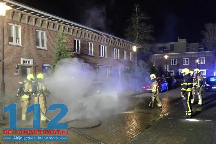 Opnieuw autobrand in Waalwijk: politie zet poederblusser tevergeefs in 112 De Langstraat