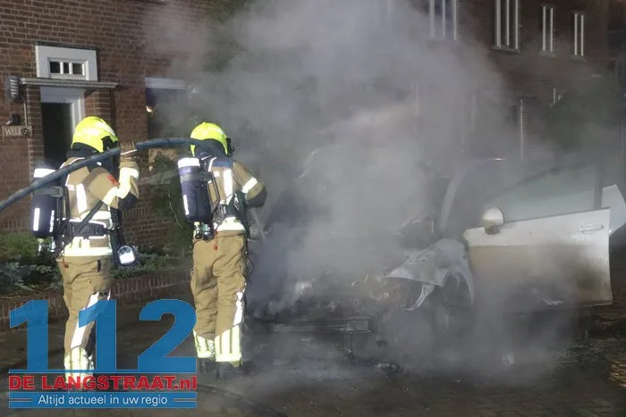 Opnieuw autobrand in Waalwijk: politie zet poederblusser tevergeefs in 112 De Langstraat