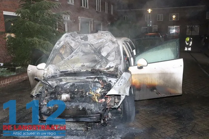 Opnieuw autobrand in Waalwijk: politie zet poederblusser tevergeefs in 112 De Langstraat