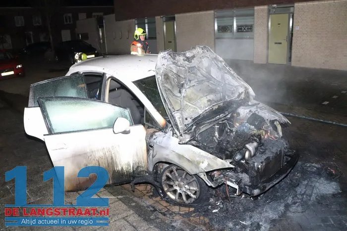 Opnieuw autobrand in Waalwijk: politie zet poederblusser tevergeefs in 112 De Langstraat