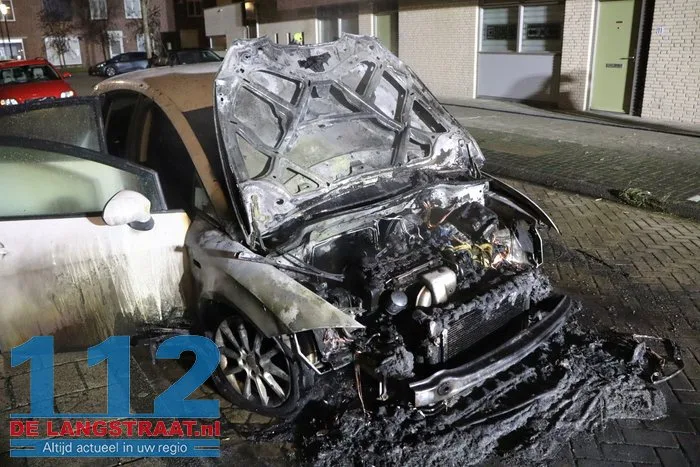 Opnieuw autobrand in Waalwijk: politie zet poederblusser tevergeefs in 112 De Langstraat