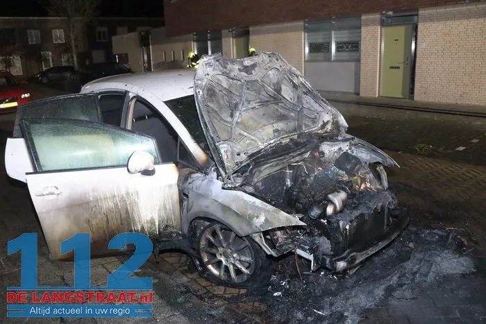 Opnieuw autobrand in Waalwijk: politie zet poederblusser tevergeefs in 112 De Langstraat