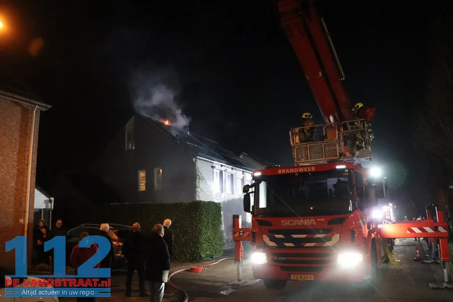 Middelbrand bij woning in Drunen door brand bij schoorsteen 1 Middelbrand bij woning in Drunen door brand bij schoorsteen 112 De Langstraat