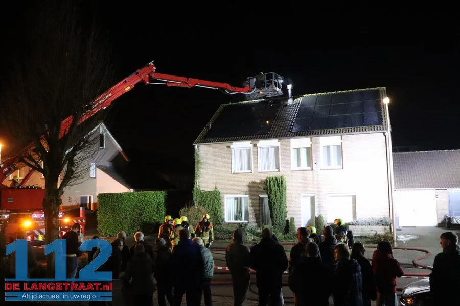 Middelbrand bij woning in Drunen door brand bij schoorsteen 19 Middelbrand bij woning in Drunen door brand bij schoorsteen 112 De Langstraat