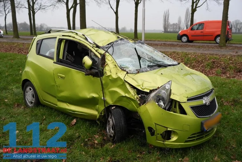 Auto botst tegen boom en belandt op zijkant in weiland Herpt 112 De Langstraat