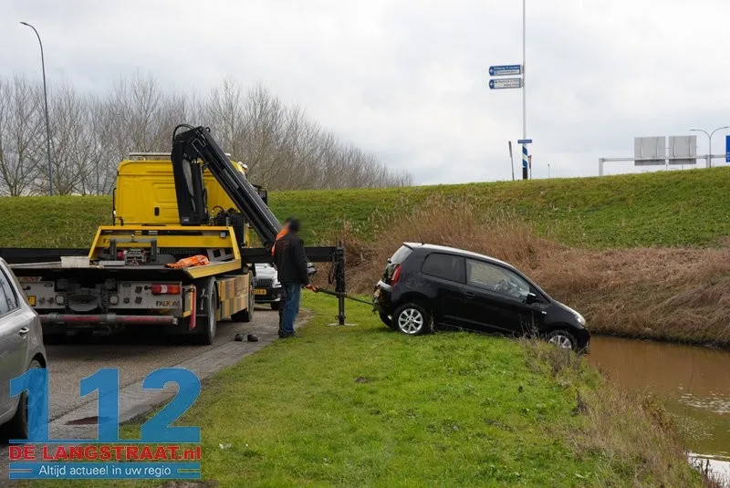 Auto te water aan de Keurweg: remmen weigeren dienst in verraderlijke bocht 2 Auto te water aan de Keurweg: remmen weigeren dienst in verraderlijke bocht 112 De Langstraat