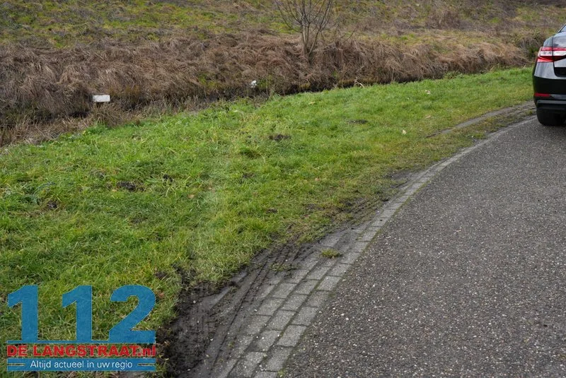 Auto te water aan de Keurweg: remmen weigeren dienst in verraderlijke bocht 1 Auto te water aan de Keurweg: remmen weigeren dienst in verraderlijke bocht 112 De Langstraat
