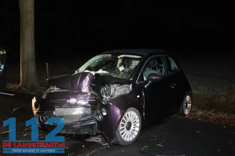 Bestuurster gewond na botsing met boom De Moer 112 De Langstraat