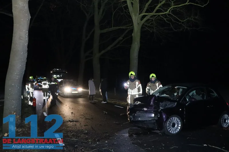 Bestuurster gewond na botsing met boom De Moer 112 De Langstraat