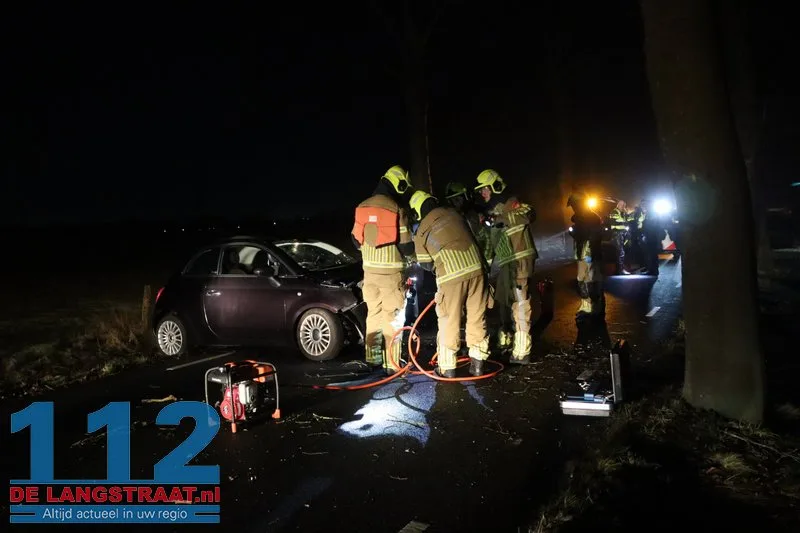 Bestuurster gewond na botsing met boom De Moer 112 De Langstraat