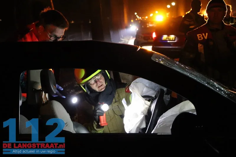 Bestuurster gewond na botsing met boom De Moer 112 De Langstraat
