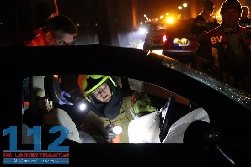 Bestuurster gewond na botsing met boom De Moer 112 De Langstraat