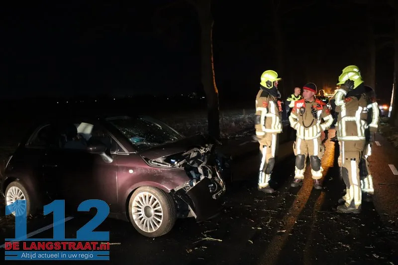 Bestuurster gewond na botsing met boom De Moer 112 De Langstraat