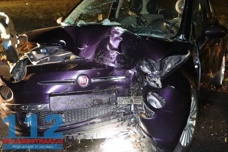 Bestuurster gewond na botsing met boom De Moer 112 De Langstraat