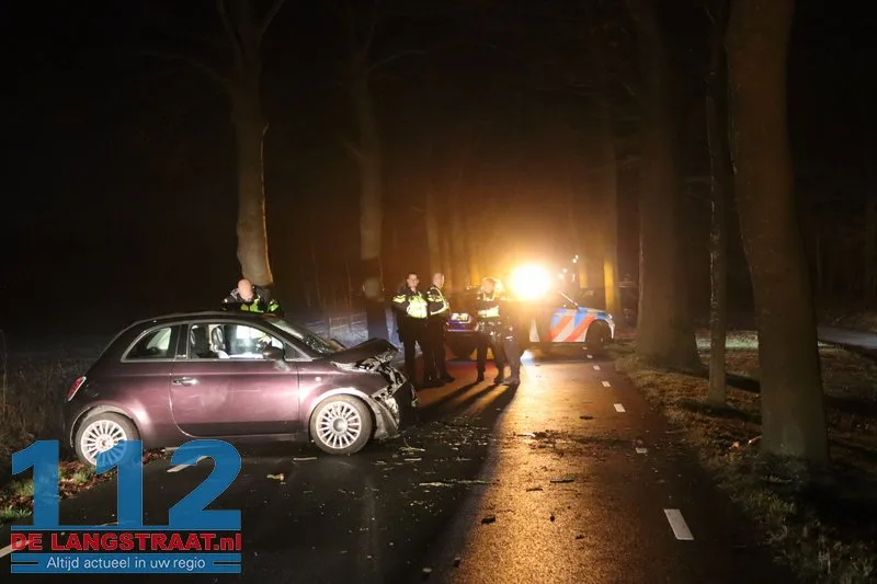 Bestuurster gewond na botsing met boom De Moer 112 De Langstraat