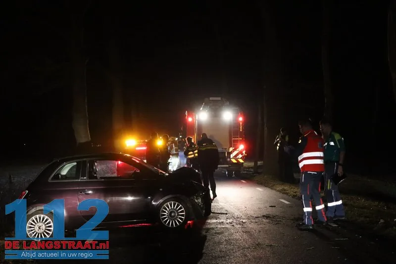 Bestuurster gewond na botsing met boom De Moer 112 De Langstraat