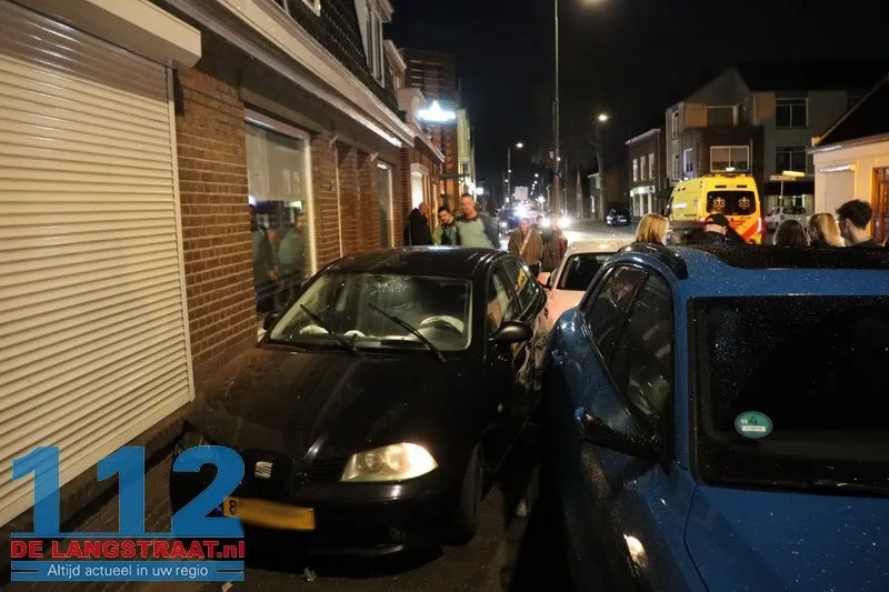 Bestuurder raakt van de weg in Kaatsheuvel: drie gevels en twee auto’s flink beschadigd 1 Bestuurder raakt van de weg in Kaatsheuvel: drie gevels en twee auto’s flink beschadigd 112 De Langstraat