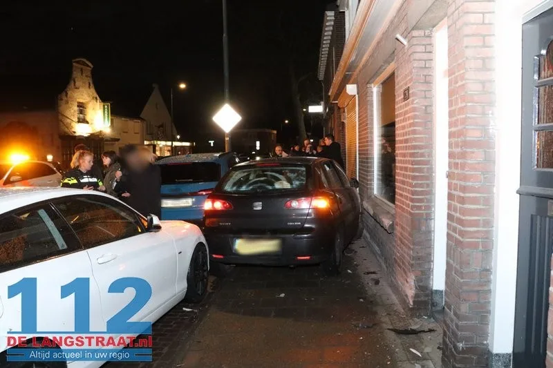 Bestuurder raakt van de weg in Kaatsheuvel: drie gevels en twee auto’s flink beschadigd 3 Bestuurder raakt van de weg in Kaatsheuvel: drie gevels en twee auto’s flink beschadigd 112 De Langstraat