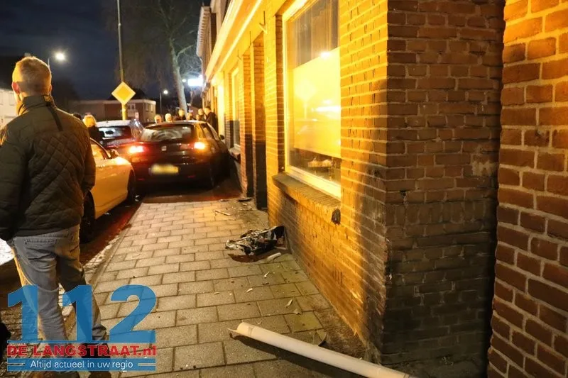 Bestuurder raakt van de weg in Kaatsheuvel: drie gevels en twee auto’s flink beschadigd 4 Bestuurder raakt van de weg in Kaatsheuvel: drie gevels en twee auto’s flink beschadigd 112 De Langstraat