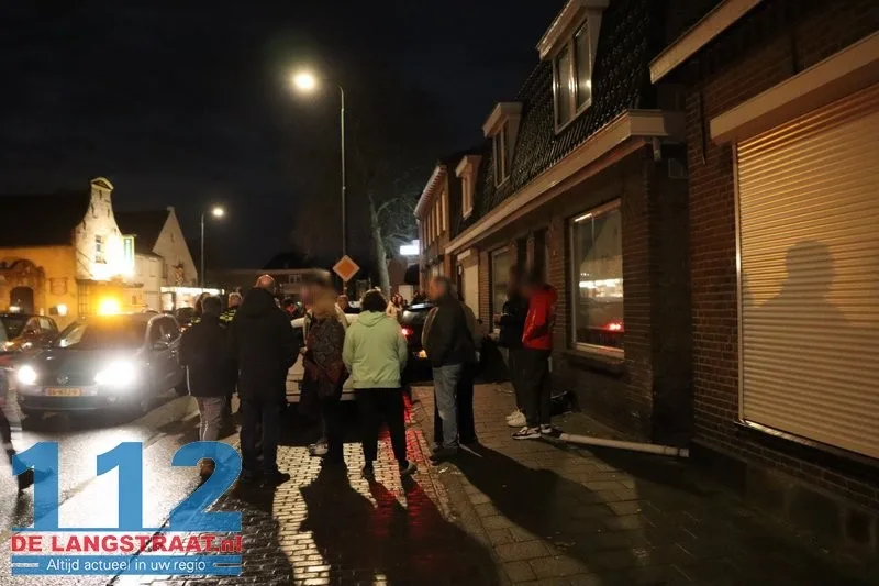 Bestuurder raakt van de weg in Kaatsheuvel: drie gevels en twee auto’s flink beschadigd 5 Bestuurder raakt van de weg in Kaatsheuvel: drie gevels en twee auto’s flink beschadigd 112 De Langstraat