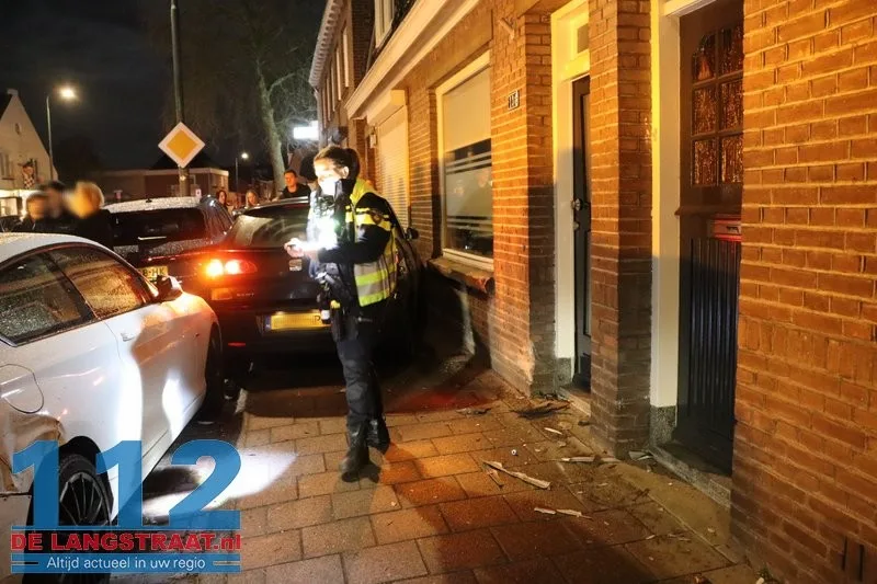 Bestuurder raakt van de weg in Kaatsheuvel: drie gevels en twee auto’s flink beschadigd 7 Bestuurder raakt van de weg in Kaatsheuvel: drie gevels en twee auto’s flink beschadigd 112 De Langstraat