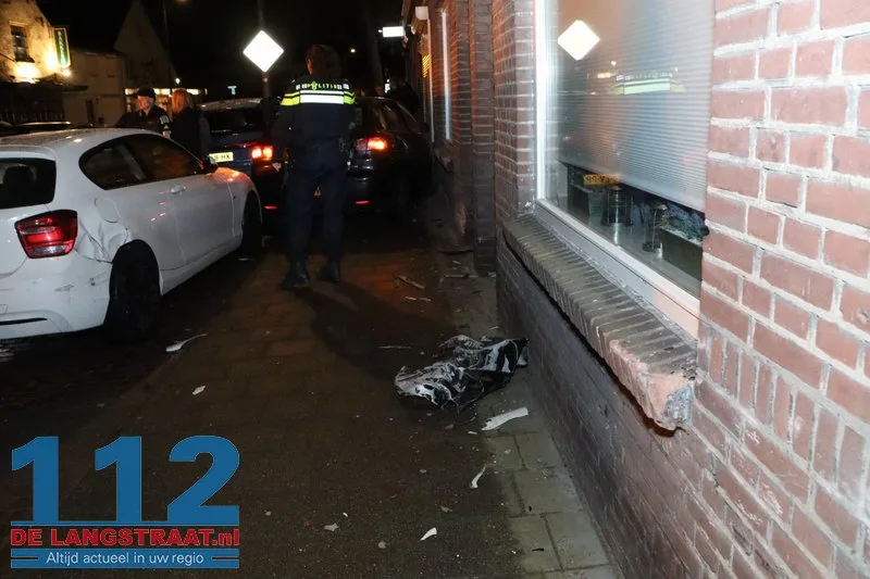 Bestuurder raakt van de weg in Kaatsheuvel: drie gevels en twee auto’s flink beschadigd 9 Bestuurder raakt van de weg in Kaatsheuvel: drie gevels en twee auto’s flink beschadigd 112 De Langstraat