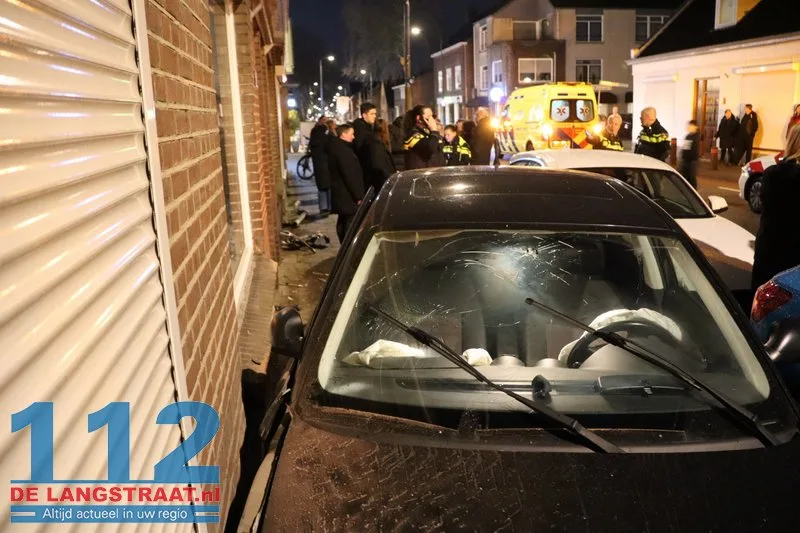 Bestuurder raakt van de weg in Kaatsheuvel: drie gevels en twee auto’s flink beschadigd 11 Bestuurder raakt van de weg in Kaatsheuvel: drie gevels en twee auto’s flink beschadigd 112 De Langstraat