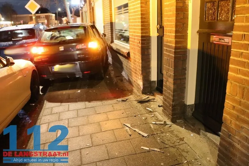 Bestuurder raakt van de weg in Kaatsheuvel: drie gevels en twee auto’s flink beschadigd 14 Bestuurder raakt van de weg in Kaatsheuvel: drie gevels en twee auto’s flink beschadigd 112 De Langstraat