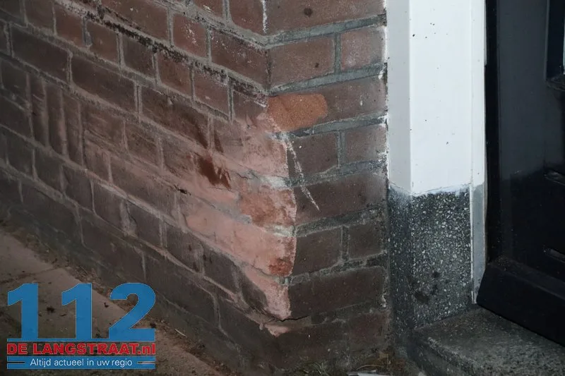 Bestuurder raakt van de weg in Kaatsheuvel: drie gevels en twee auto’s flink beschadigd 15 Bestuurder raakt van de weg in Kaatsheuvel: drie gevels en twee auto’s flink beschadigd 112 De Langstraat