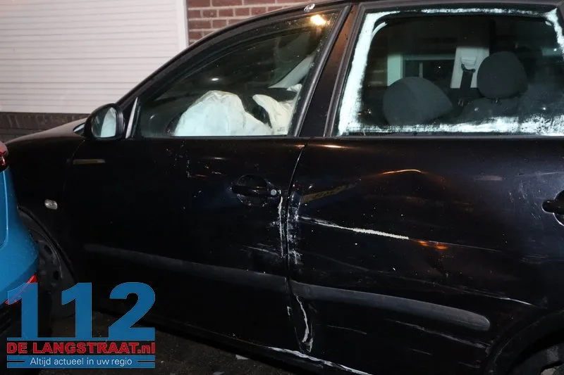 Bestuurder raakt van de weg in Kaatsheuvel: drie gevels en twee auto’s flink beschadigd 17 Bestuurder raakt van de weg in Kaatsheuvel: drie gevels en twee auto’s flink beschadigd 112 De Langstraat