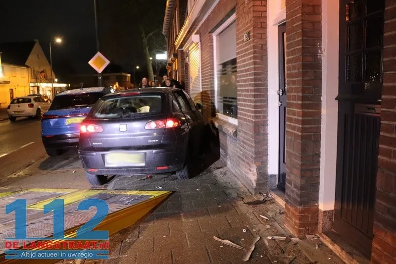 Bestuurder raakt van de weg in Kaatsheuvel: drie gevels en twee auto’s flink beschadigd 20 Bestuurder raakt van de weg in Kaatsheuvel: drie gevels en twee auto’s flink beschadigd 112 De Langstraat