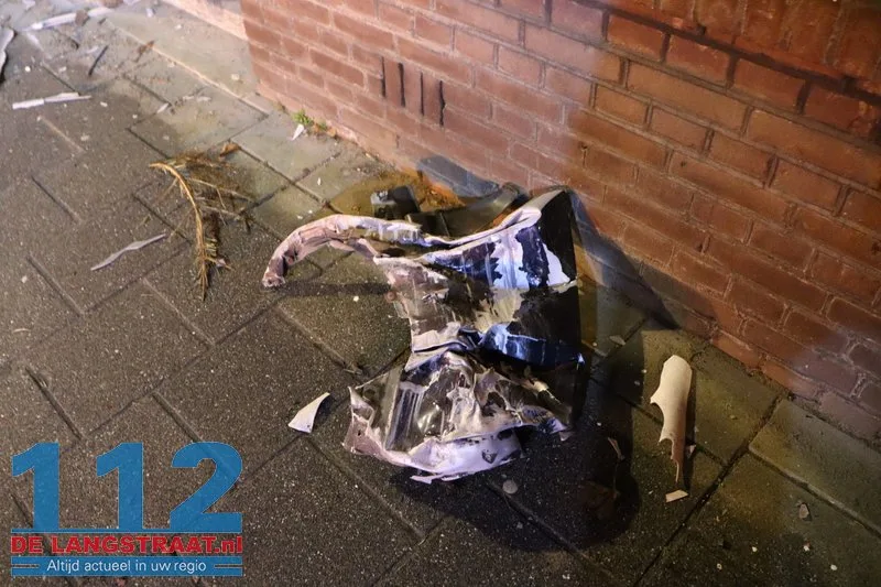 Bestuurder raakt van de weg in Kaatsheuvel: drie gevels en twee auto’s flink beschadigd 21 Bestuurder raakt van de weg in Kaatsheuvel: drie gevels en twee auto’s flink beschadigd 112 De Langstraat