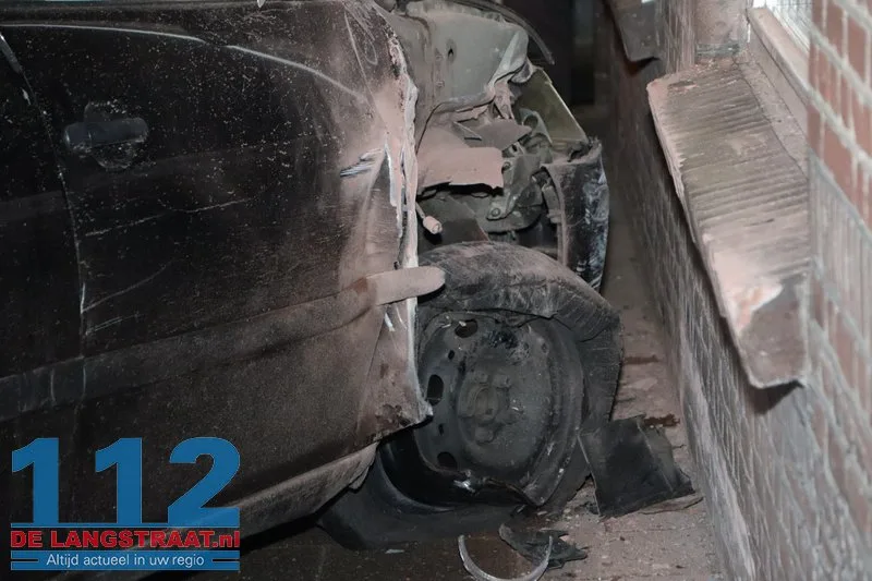 Bestuurder raakt van de weg in Kaatsheuvel: drie gevels en twee auto’s flink beschadigd 22 Bestuurder raakt van de weg in Kaatsheuvel: drie gevels en twee auto’s flink beschadigd 112 De Langstraat