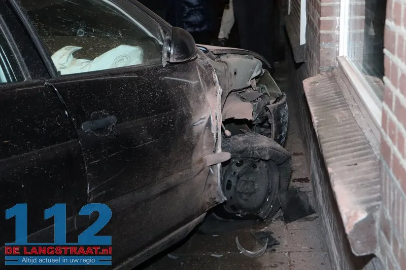 Bestuurder raakt van de weg in Kaatsheuvel: drie gevels en twee auto’s flink beschadigd 23 Bestuurder raakt van de weg in Kaatsheuvel: drie gevels en twee auto’s flink beschadigd 112 De Langstraat