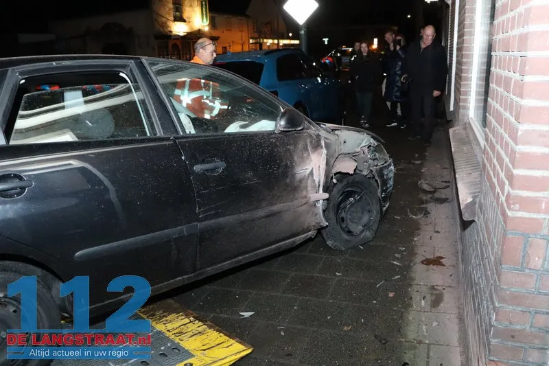 Bestuurder raakt van de weg in Kaatsheuvel: drie gevels en twee auto’s flink beschadigd 24 Bestuurder raakt van de weg in Kaatsheuvel: drie gevels en twee auto’s flink beschadigd 112 De Langstraat