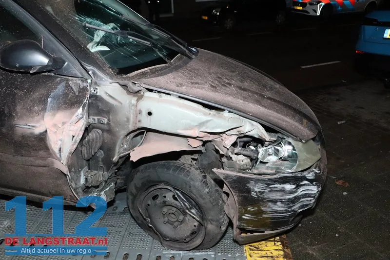 Bestuurder raakt van de weg in Kaatsheuvel: drie gevels en twee auto’s flink beschadigd 25 Bestuurder raakt van de weg in Kaatsheuvel: drie gevels en twee auto’s flink beschadigd 112 De Langstraat